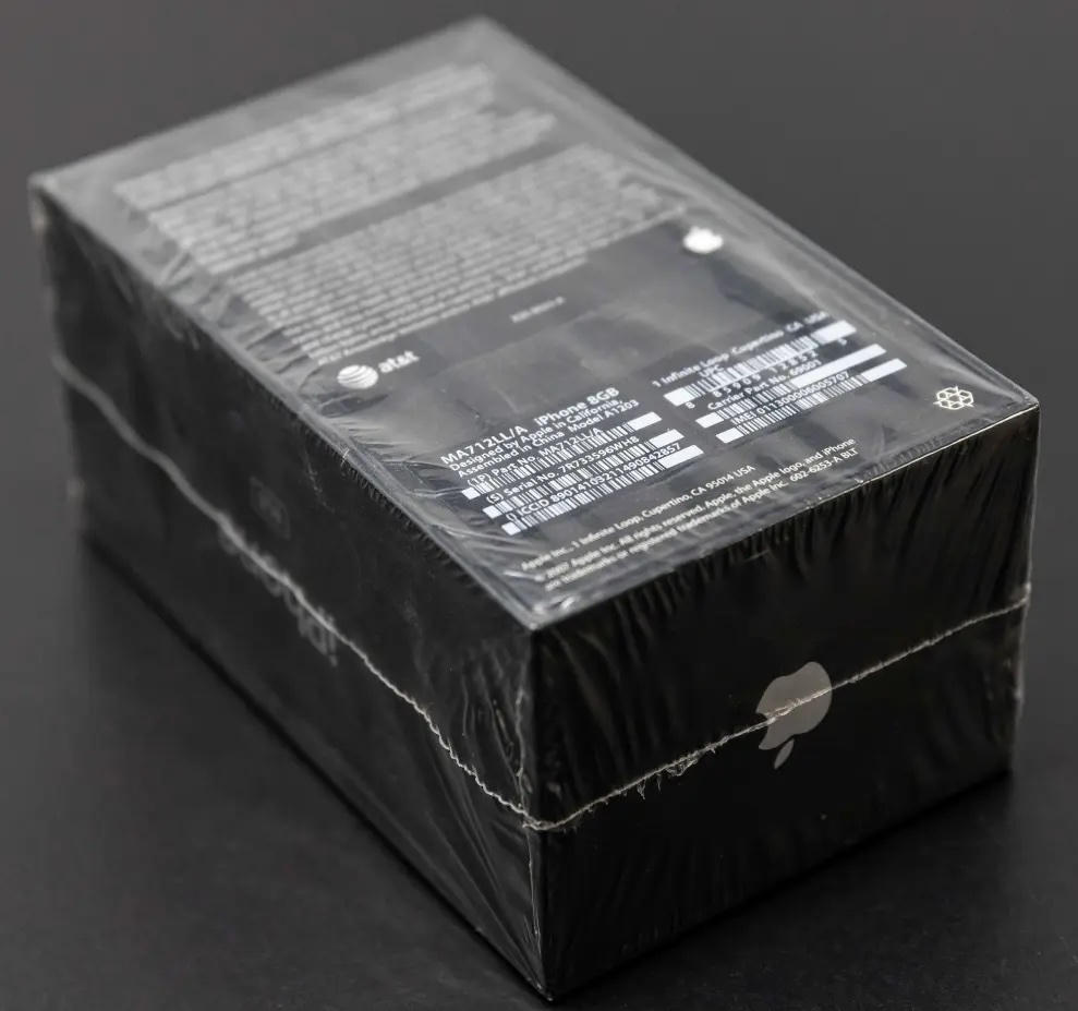 iPhone đầu tiên còn nguyên hộp được bán đấu giá 1,5 tỷ đồng