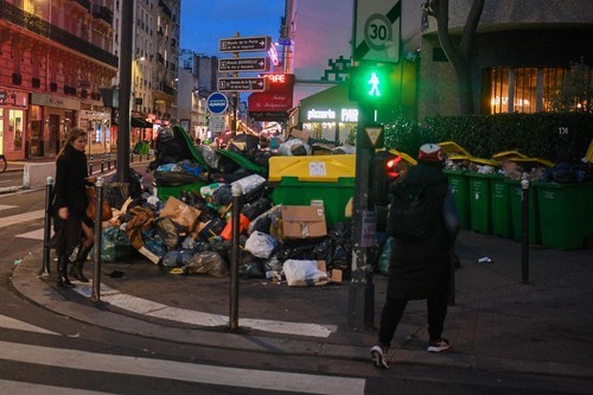 Cảnh đường phố Paris ngập trong rác thải