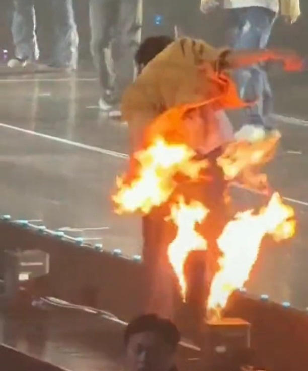 Nam ca sĩ bị lửa bén khi biểu diễn tại Thái Lan