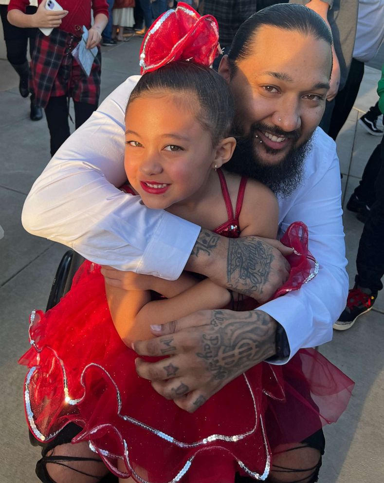 Сảm động cảnh cha ngồi xe lăn khiêu vũ cùng con gái trên sân khấu