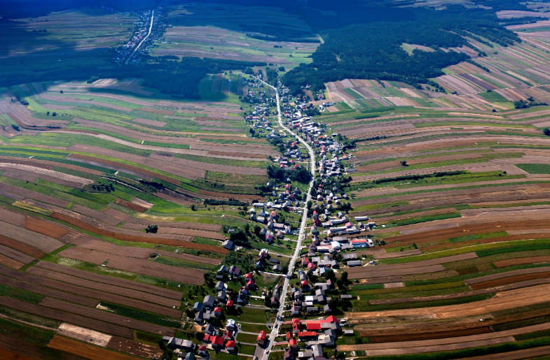 Ngôi làng chỉ có một con đường đẹp như tranh ở Ba Lan