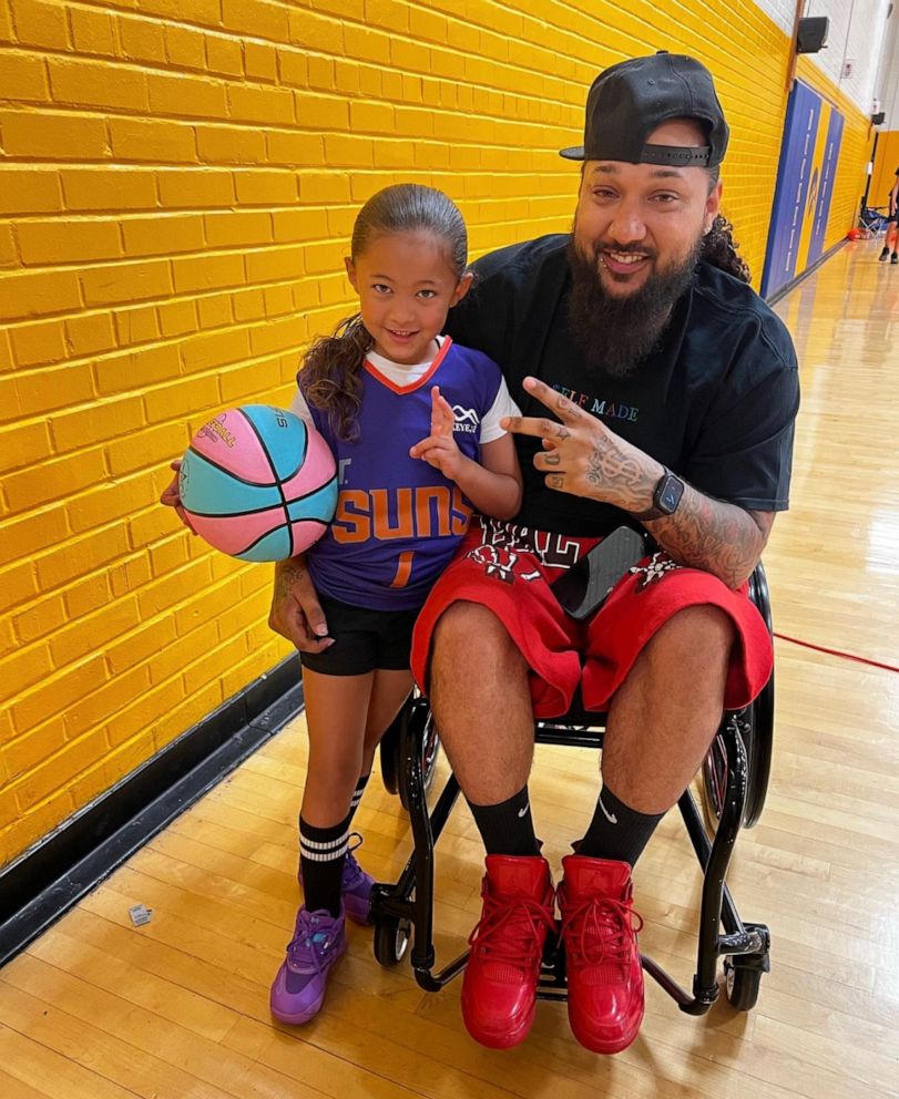 Сảm động cảnh cha ngồi xe lăn khiêu vũ cùng con gái trên sân khấu