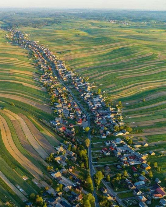 Ngôi làng chỉ có một con đường đẹp như tranh ở Ba Lan