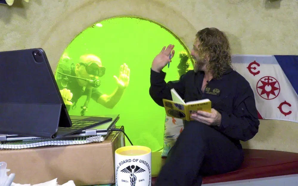 Giáo sư Mỹ lập kỷ lục sống 74 ngày dưới nước