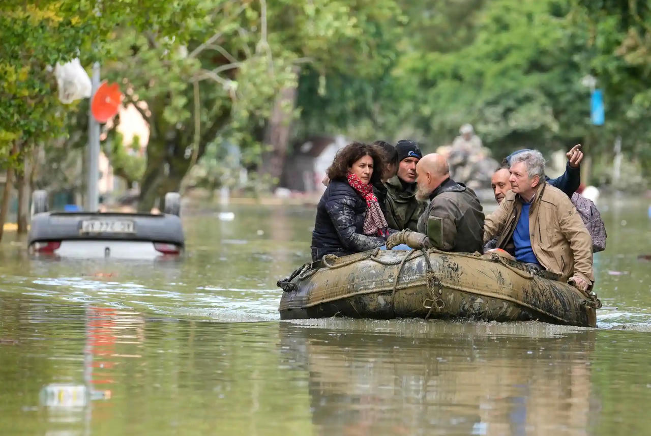 Hình ảnh nhà và xe bị nhấn chìm do 'trận lũ tồi tệ nhất 100 năm' tại Italy