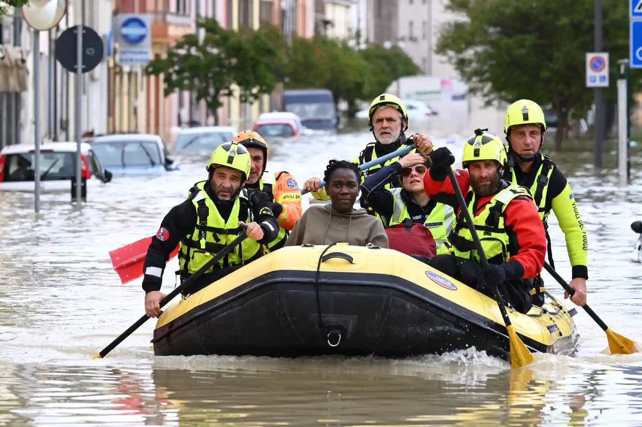 Hình ảnh nhà và xe bị nhấn chìm do 'trận lũ tồi tệ nhất 100 năm' tại Italy