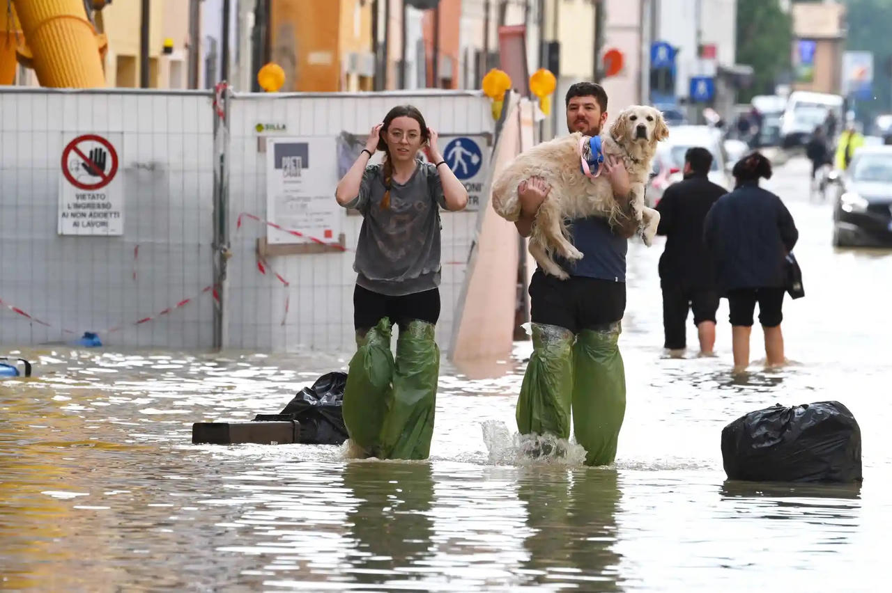 Hình ảnh nhà và xe bị nhấn chìm do 'trận lũ tồi tệ nhất 100 năm' tại Italy