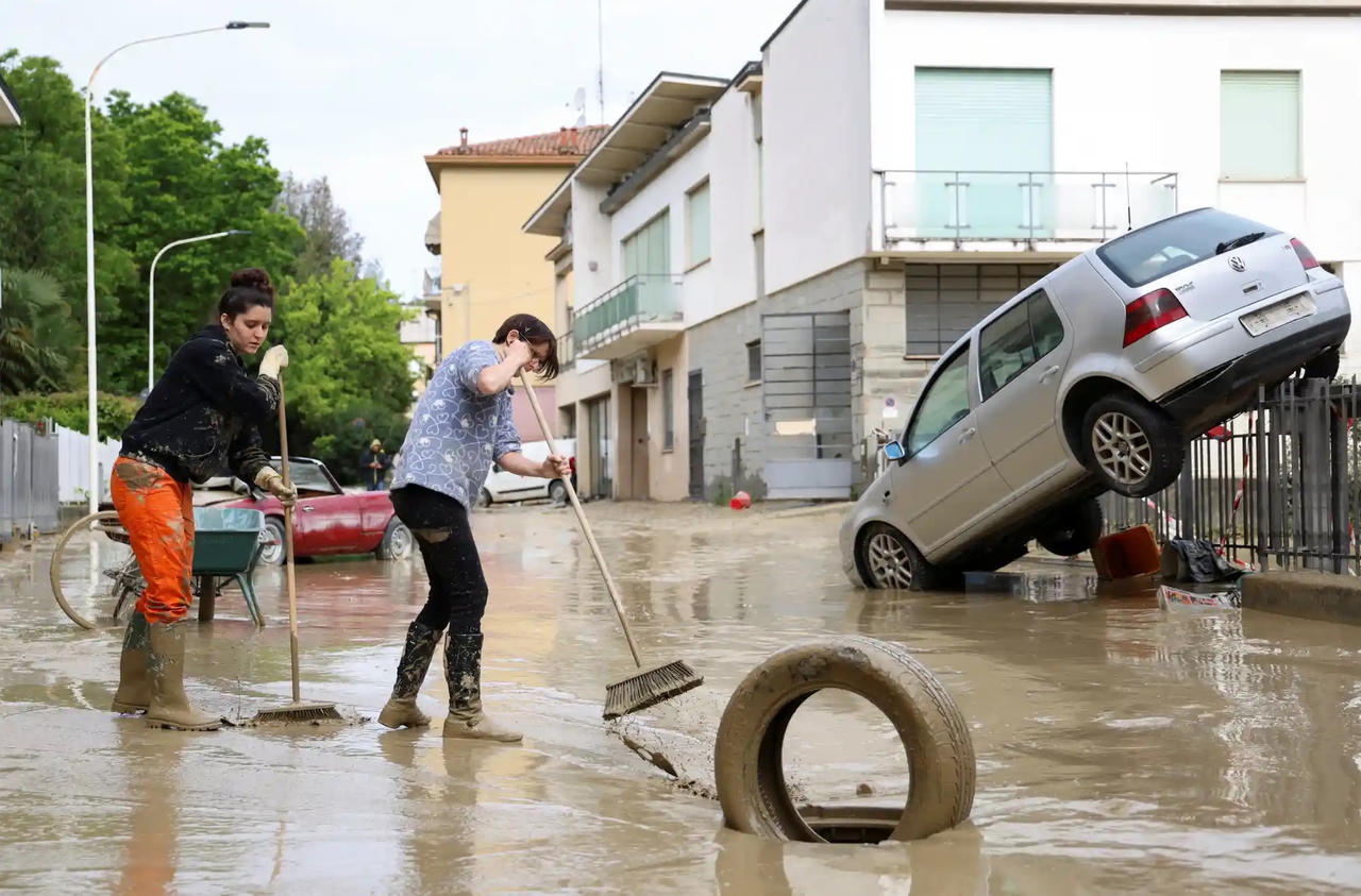 Hình ảnh nhà và xe bị nhấn chìm do 'trận lũ tồi tệ nhất 100 năm' tại Italy