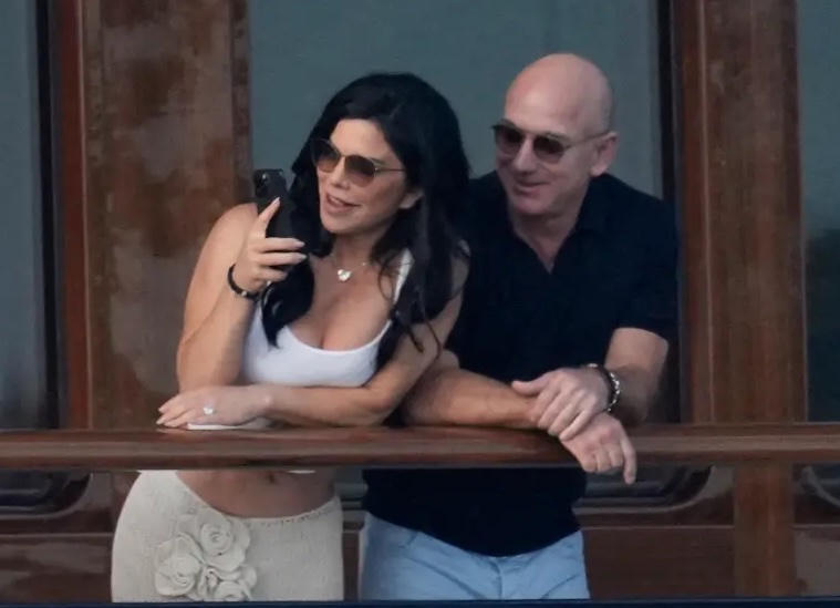 Tỷ phú Jeff Bezos đính hôn 