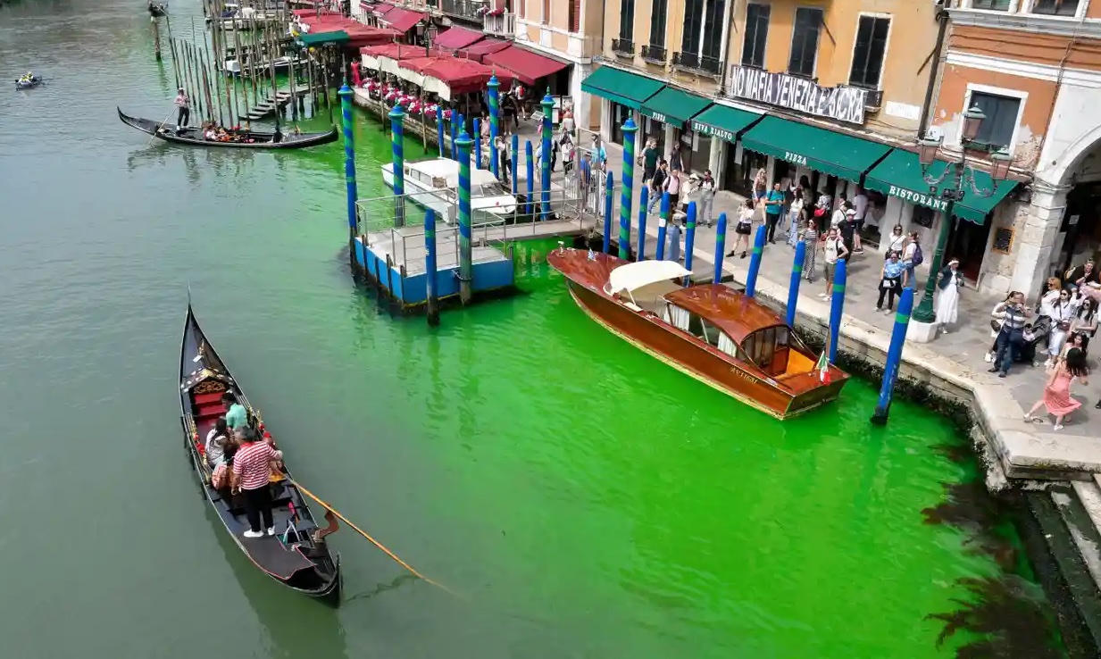 Nước kênh ở Venice đổi màu xanh lá bất thường