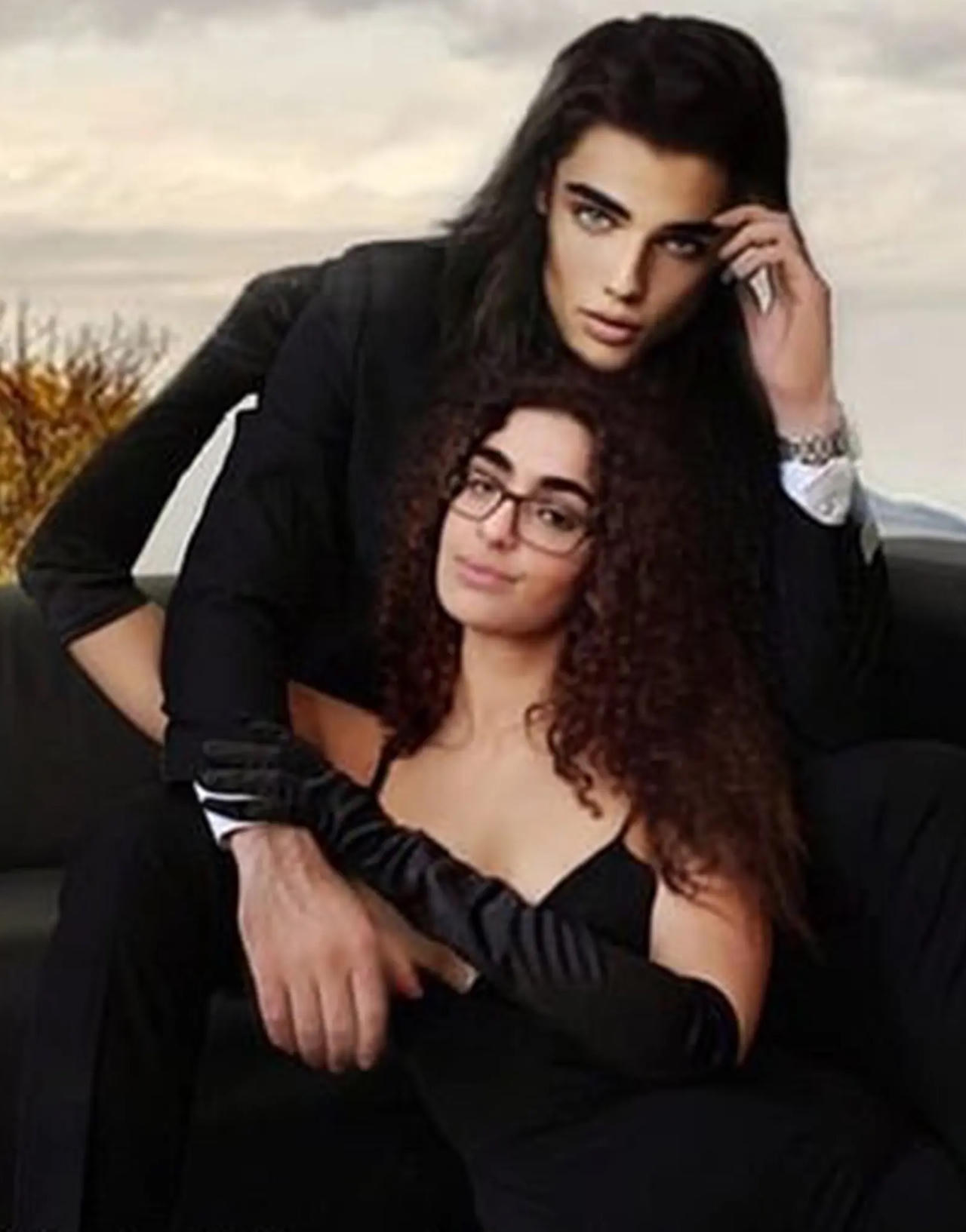 Cô gái kết hôn với bạn trai bằng AI