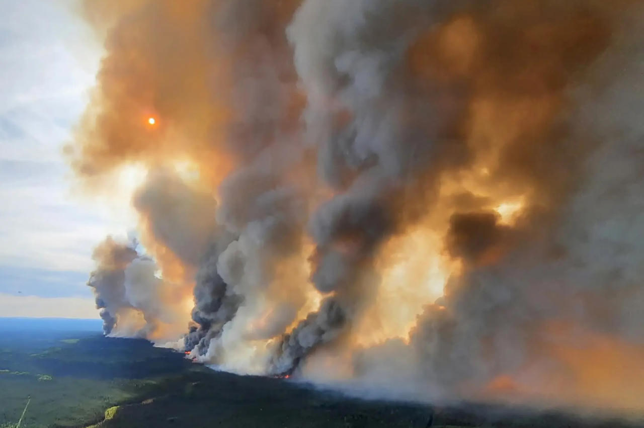 Cháy rừng ở Canada, New York chìm trong khói mù