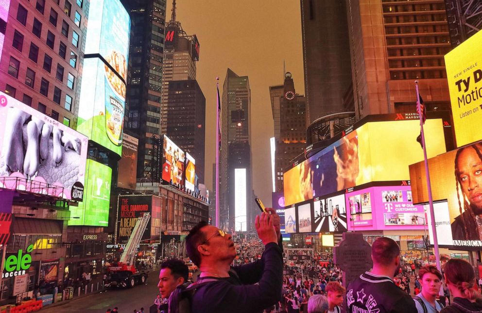 Cháy rừng ở Canada, New York chìm trong khói mù