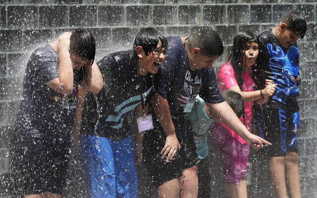 Hình ảnh người dân các nước 'chống chọi' với ngày nắng nóng lịch sử