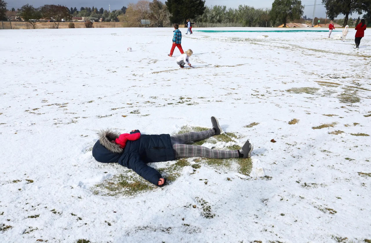 Thành phố ở Nam Phi lần đầu có tuyết rơi sau 11 năm