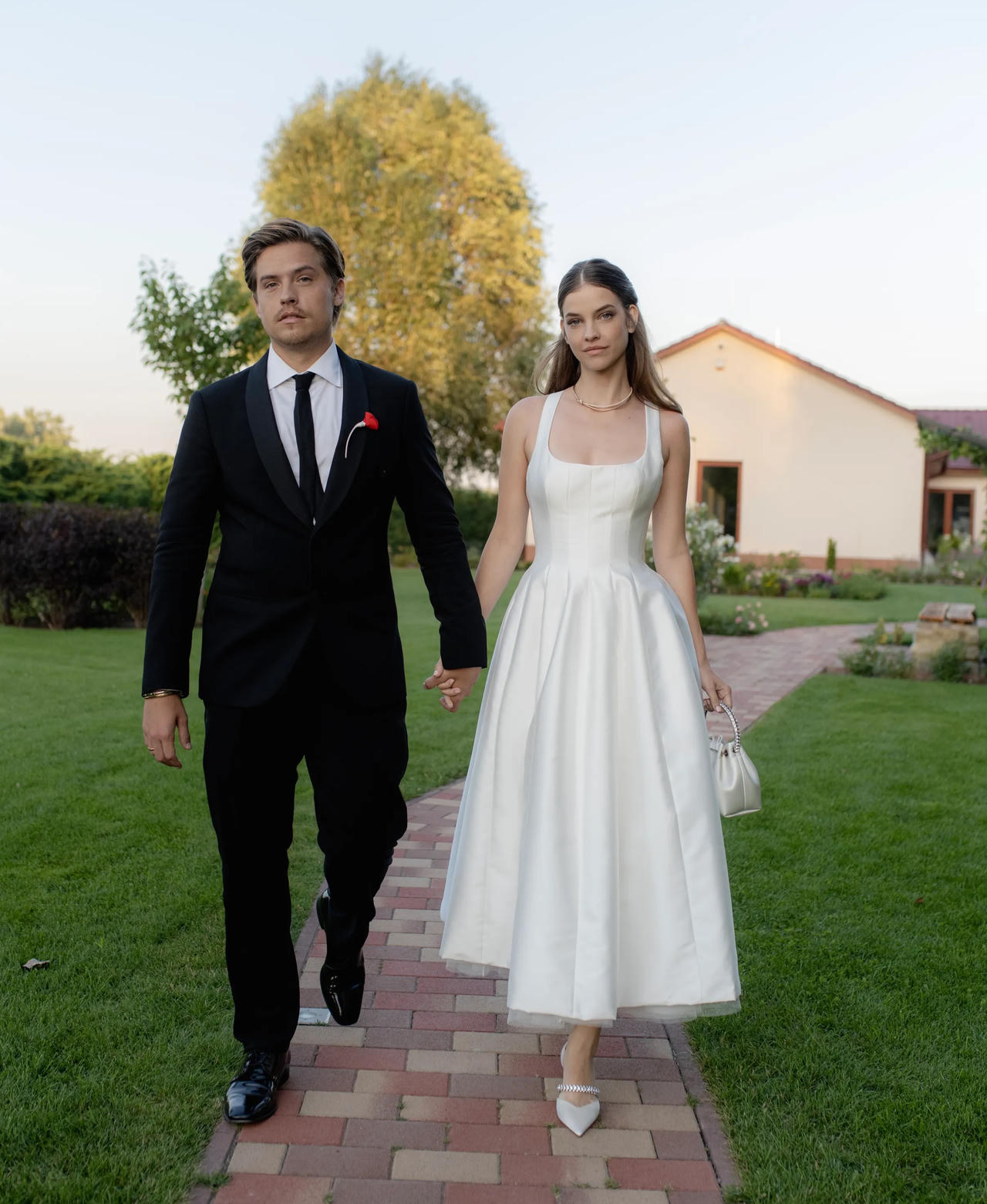 Cựu thiên thần nội y Barbara Palvin cưới diễn viên Dylan Sprouse