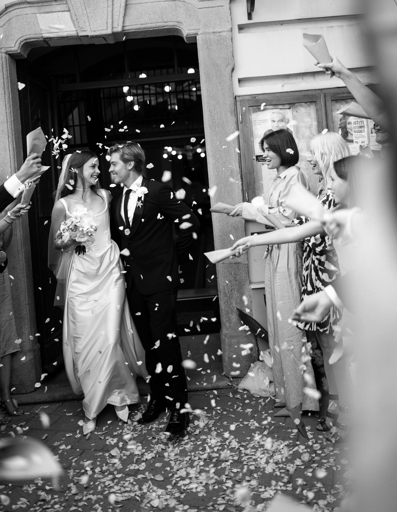 Cựu thiên thần nội y Barbara Palvin cưới diễn viên Dylan Sprouse