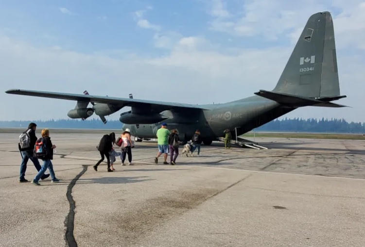 Cảnh cháy rừng khủng khiếp ở Canada khiến cả thành phố phải sơ tán