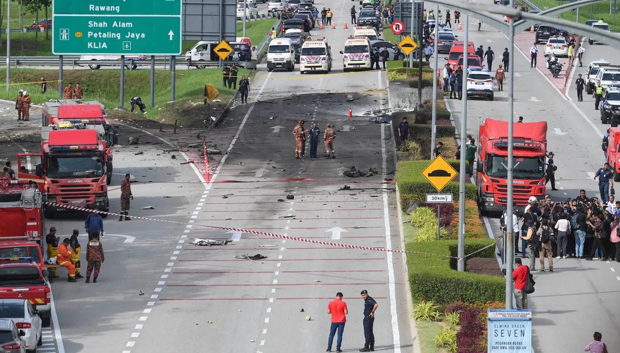 Khoảnh khắc máy bay lao xuống đường cao tốc ở Malaysia khiến 10 người chết