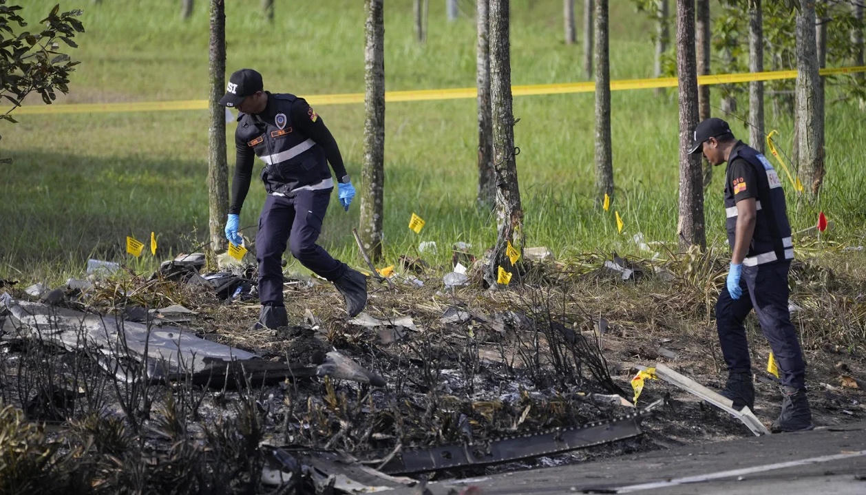 Khoảnh khắc máy bay lao xuống đường cao tốc ở Malaysia khiến 10 người chết