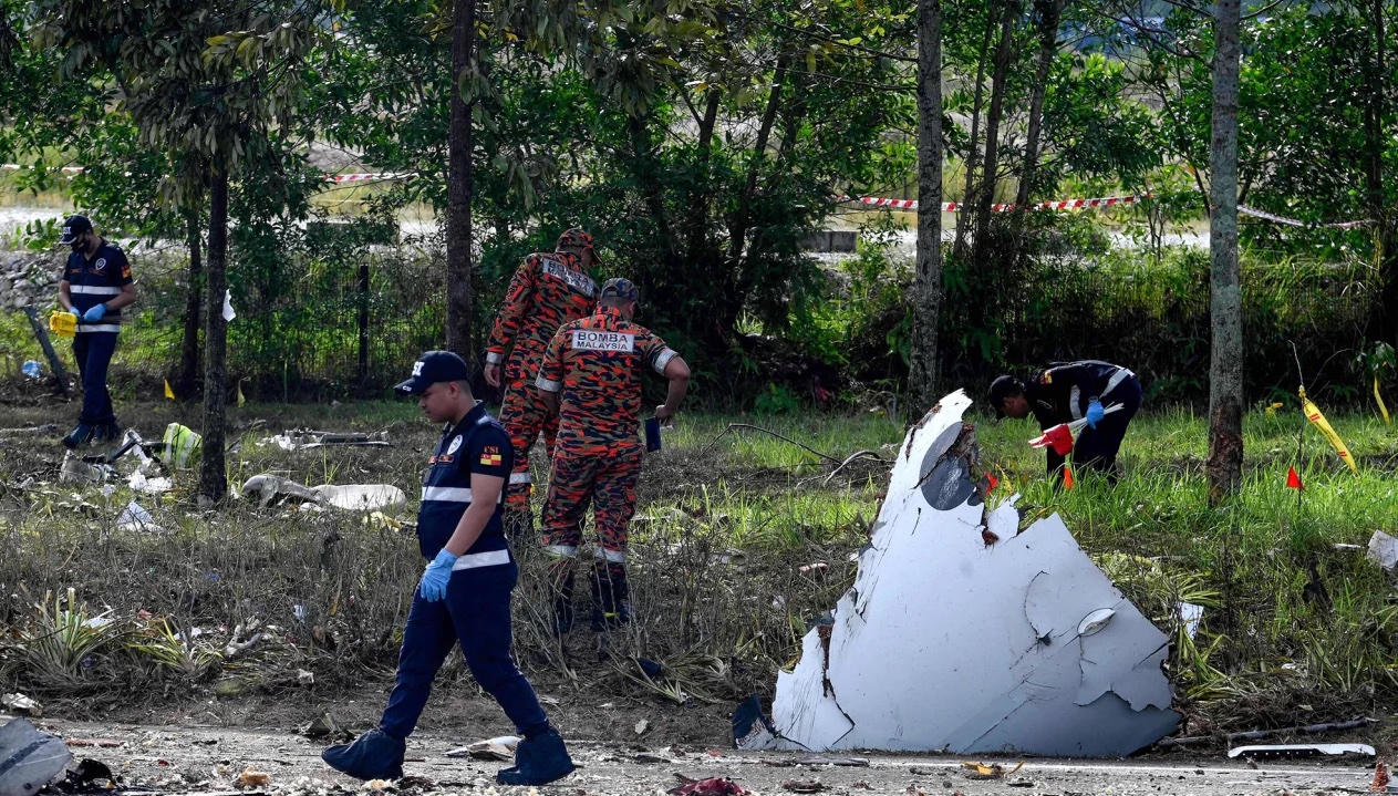 Khoảnh khắc máy bay lao xuống đường cao tốc ở Malaysia khiến 10 người chết