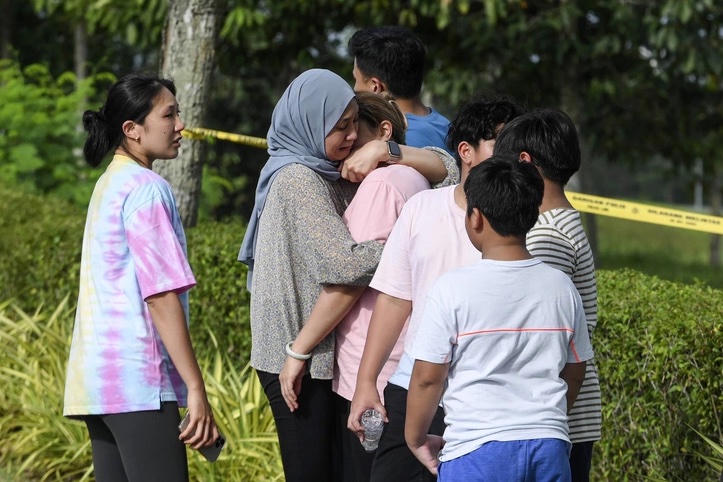 Khoảnh khắc máy bay lao xuống đường cao tốc ở Malaysia khiến 10 người chết