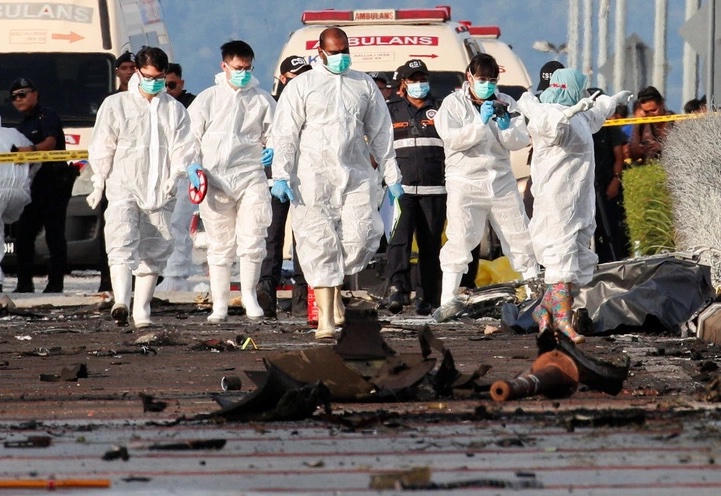 Khoảnh khắc máy bay lao xuống đường cao tốc ở Malaysia khiến 10 người chết