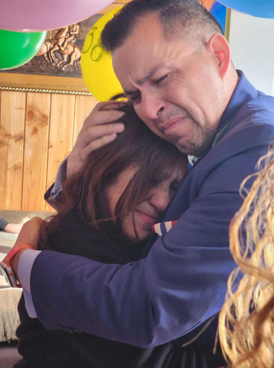 Người đàn ông đoàn tụ với mẹ sau 42 năm bị bắt cóc