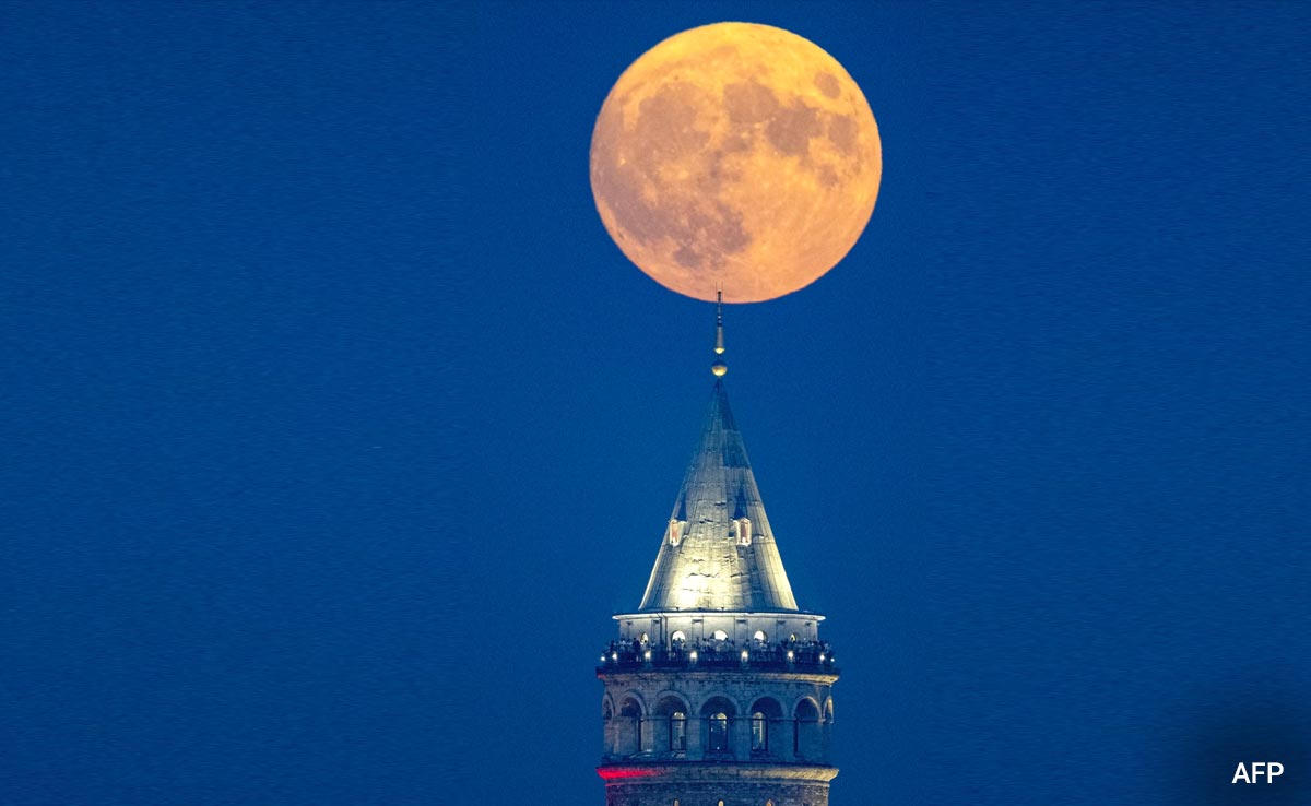 Hình ảnh siêu trăng lớn nhất năm 2023 trên khắp thế giới