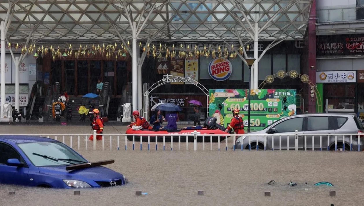 Đường phố Hồng Kông như sông bởi mưa lớn kỷ lục 