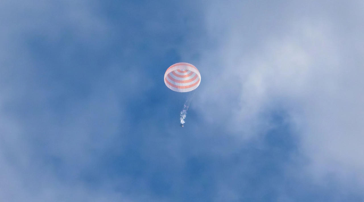 Phi hành gia Mỹ sống trên vũ trụ hơn 1 năm trở về Trái Đất