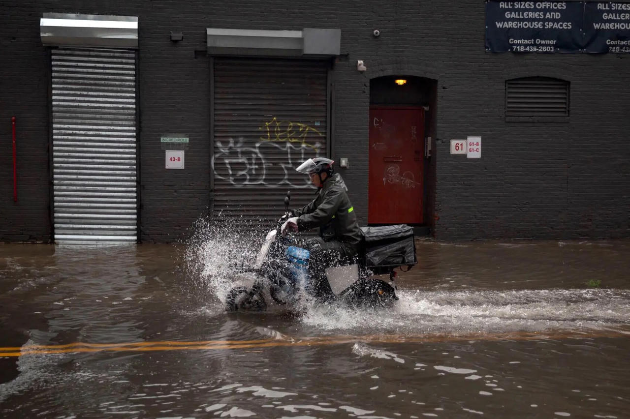 New York (Mỹ) ban bố tình trạng khẩn cấp vì lũ lụt