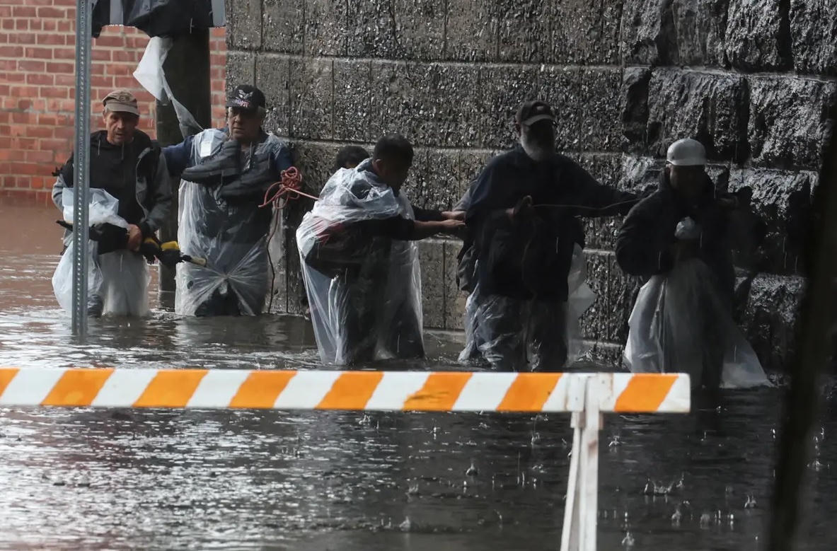 New York (Mỹ) ban bố tình trạng khẩn cấp vì lũ lụt