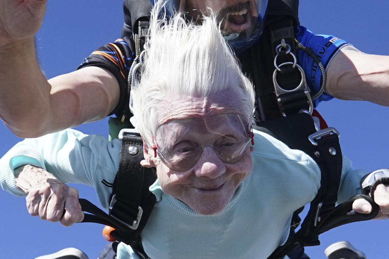 Cụ bà 104 tuổi nhảy dù ở độ cao 4.100m