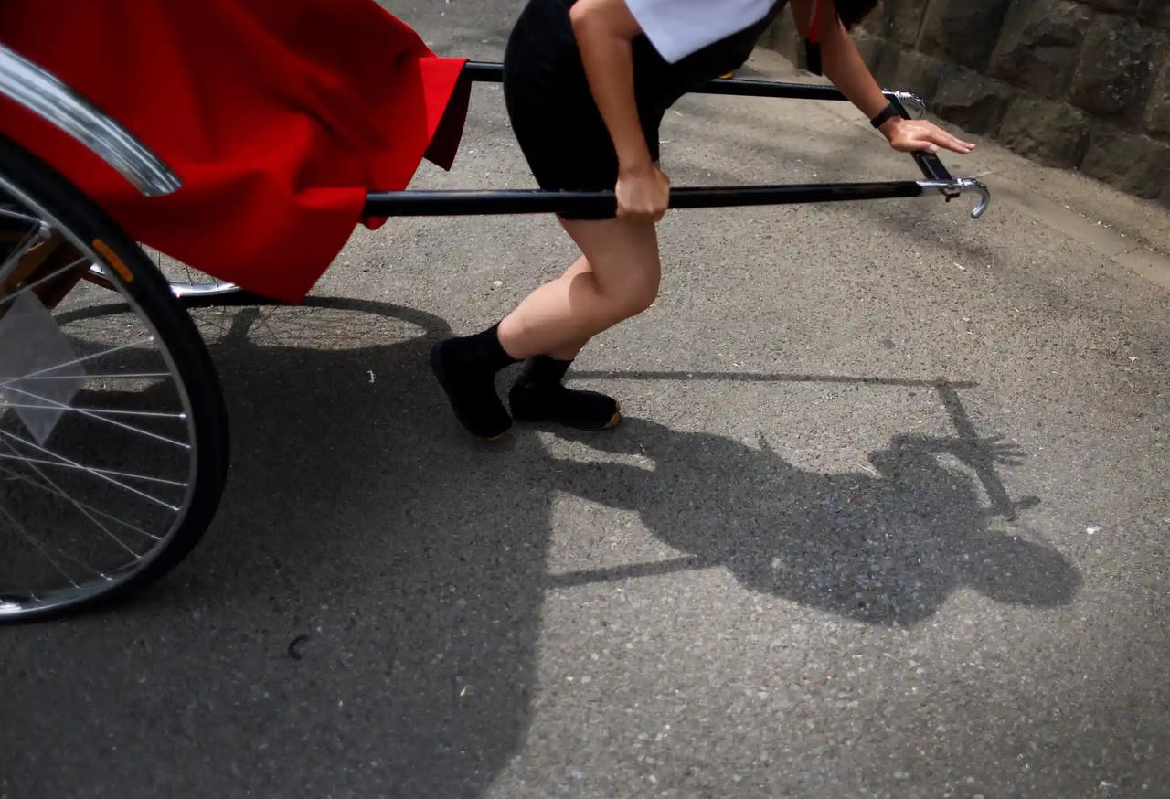 Độc đáo hình ảnh những cô gái Nhật làm nghề kéo xe