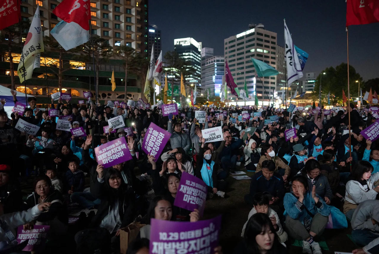 Hình ảnh Hàn Quốc tưởng niệm một năm vụ giẫm đạp Itaewon 