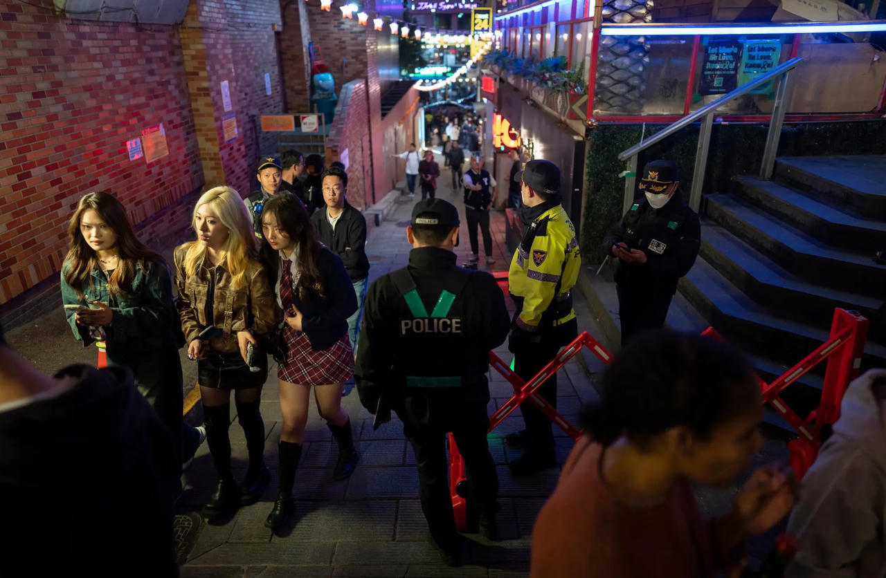 Hình ảnh Hàn Quốc tưởng niệm một năm vụ giẫm đạp Itaewon 