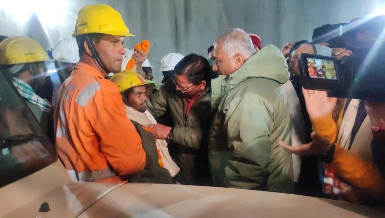 Cứu thành công 41 công nhân mắc kẹt 17 ngày trong đường hầm ở Ấn Độ