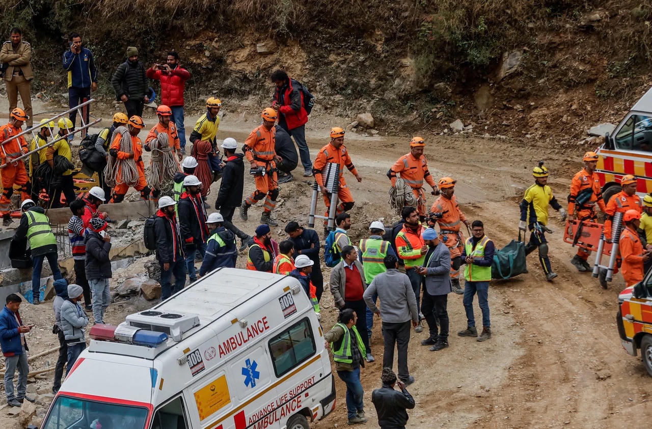 Cứu thành công 41 công nhân mắc kẹt 17 ngày trong đường hầm ở Ấn Độ