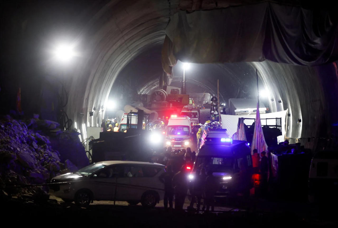 Cứu thành công 41 công nhân mắc kẹt 17 ngày trong đường hầm ở Ấn Độ