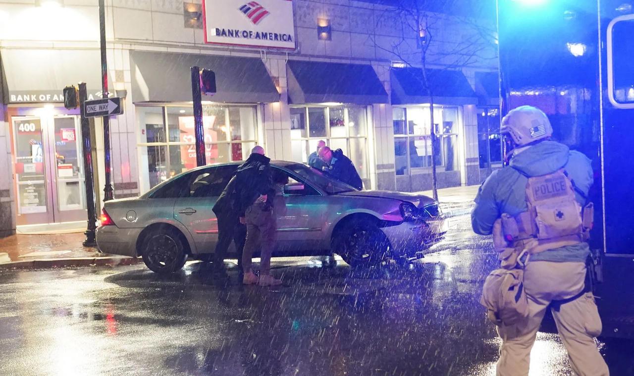 Ô tô lạ đâm vào đoàn xe hộ tống Tổng thống Mỹ