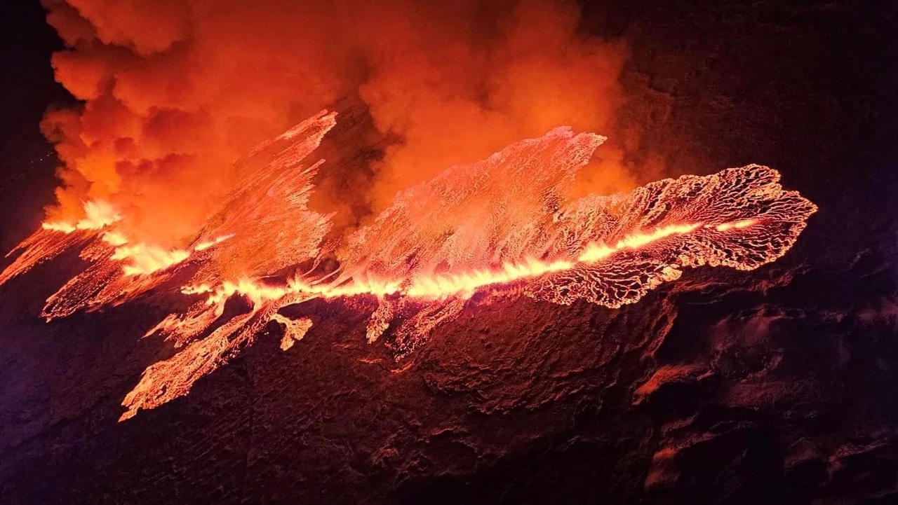 Hình ảnh núi lửa phun trào tại Iceland