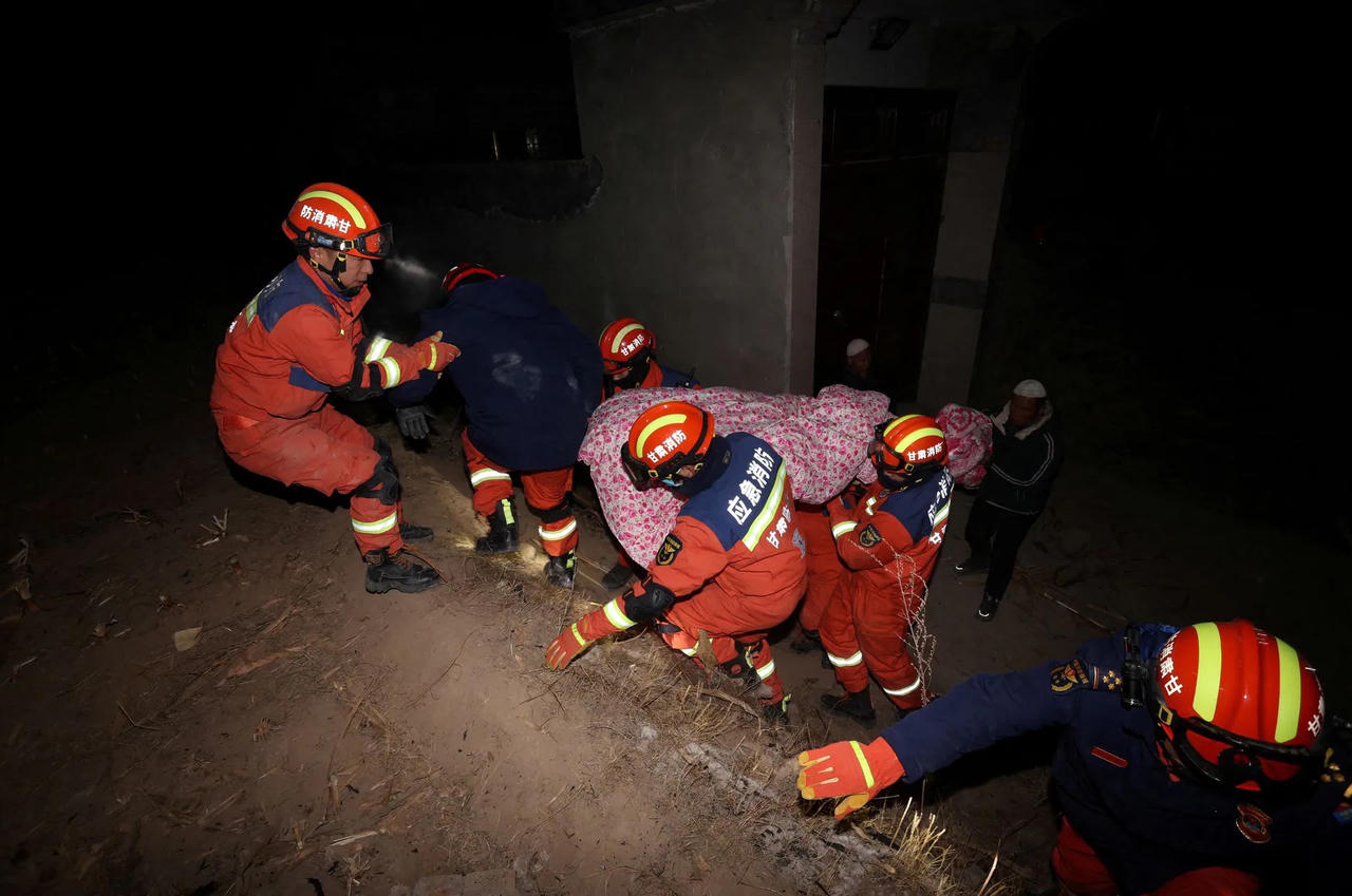 Hiện trường vụ động đất khiến hơn 100 người tử vong ở Trung Quốc