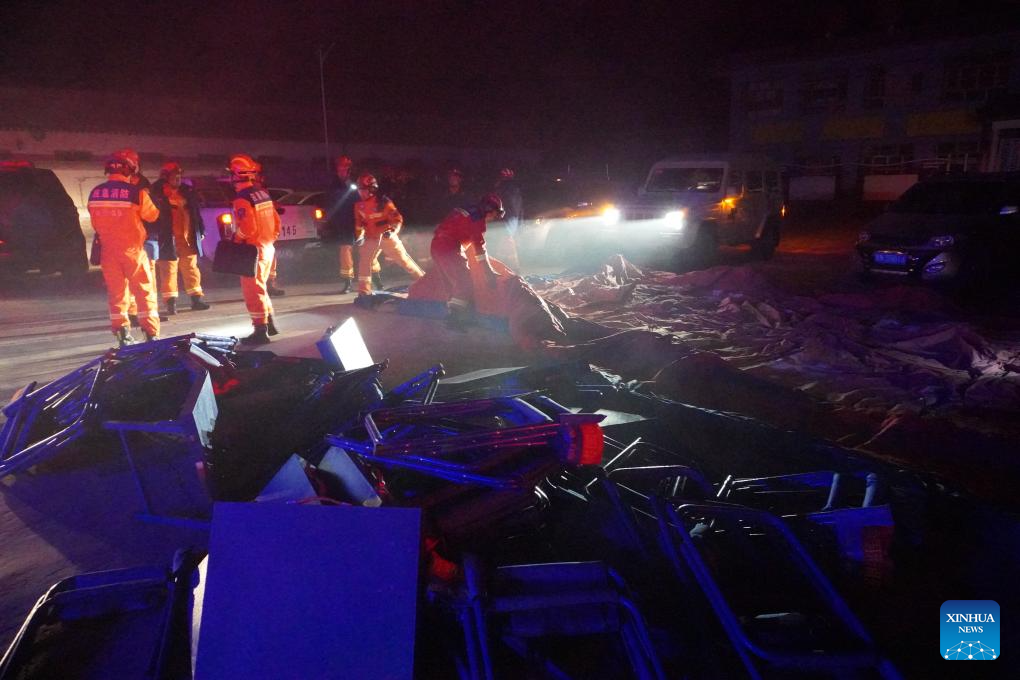 Hiện trường vụ động đất khiến hơn 100 người tử vong ở Trung Quốc