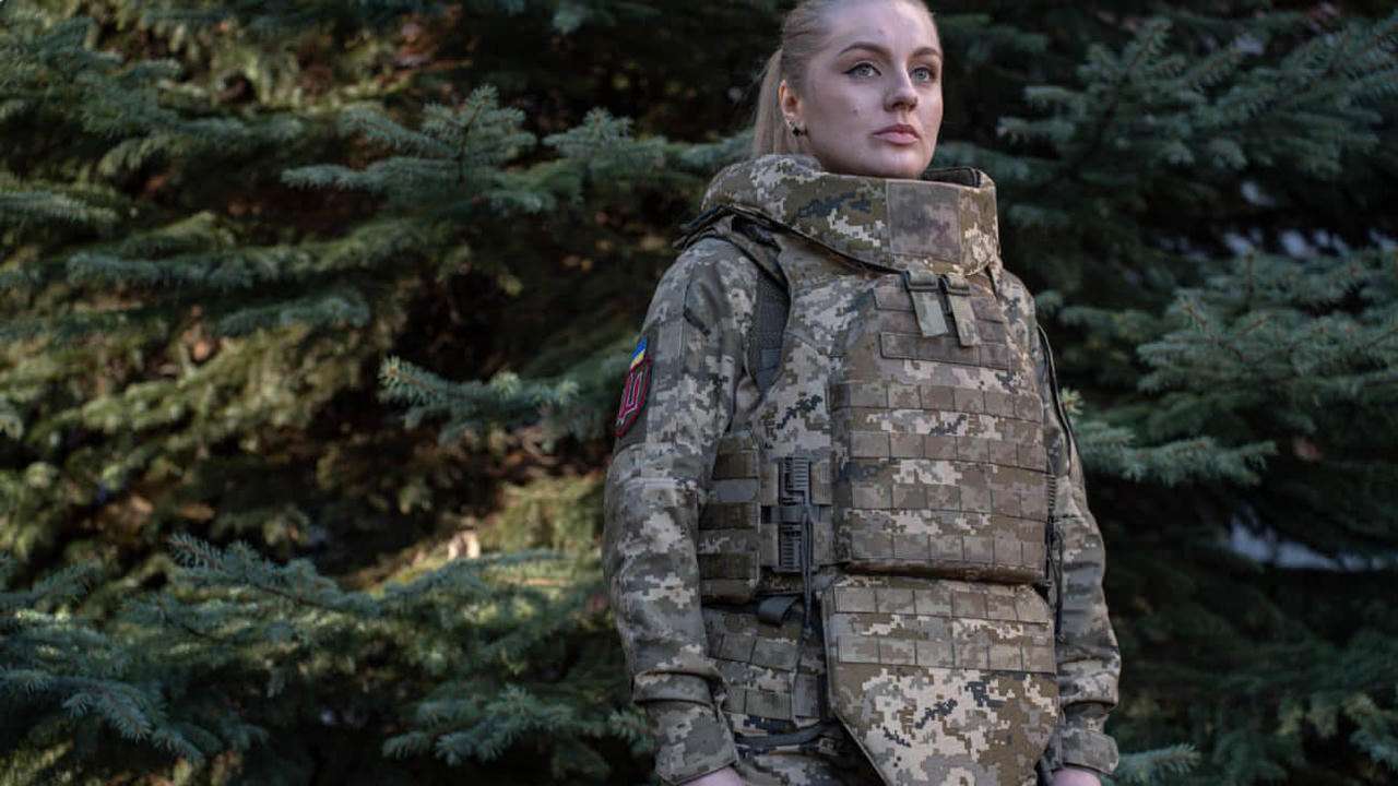 Hình ảnh áo chống đạn đầu tiên dành cho nữ quân nhân Ukraine