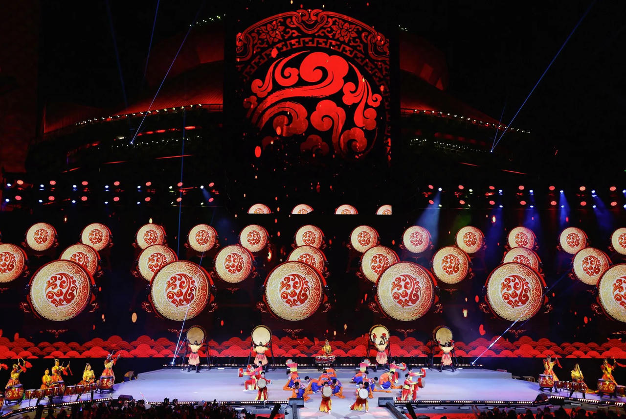 Thế giới chào đón năm 2024 với pháo hoa và suy tư u ám