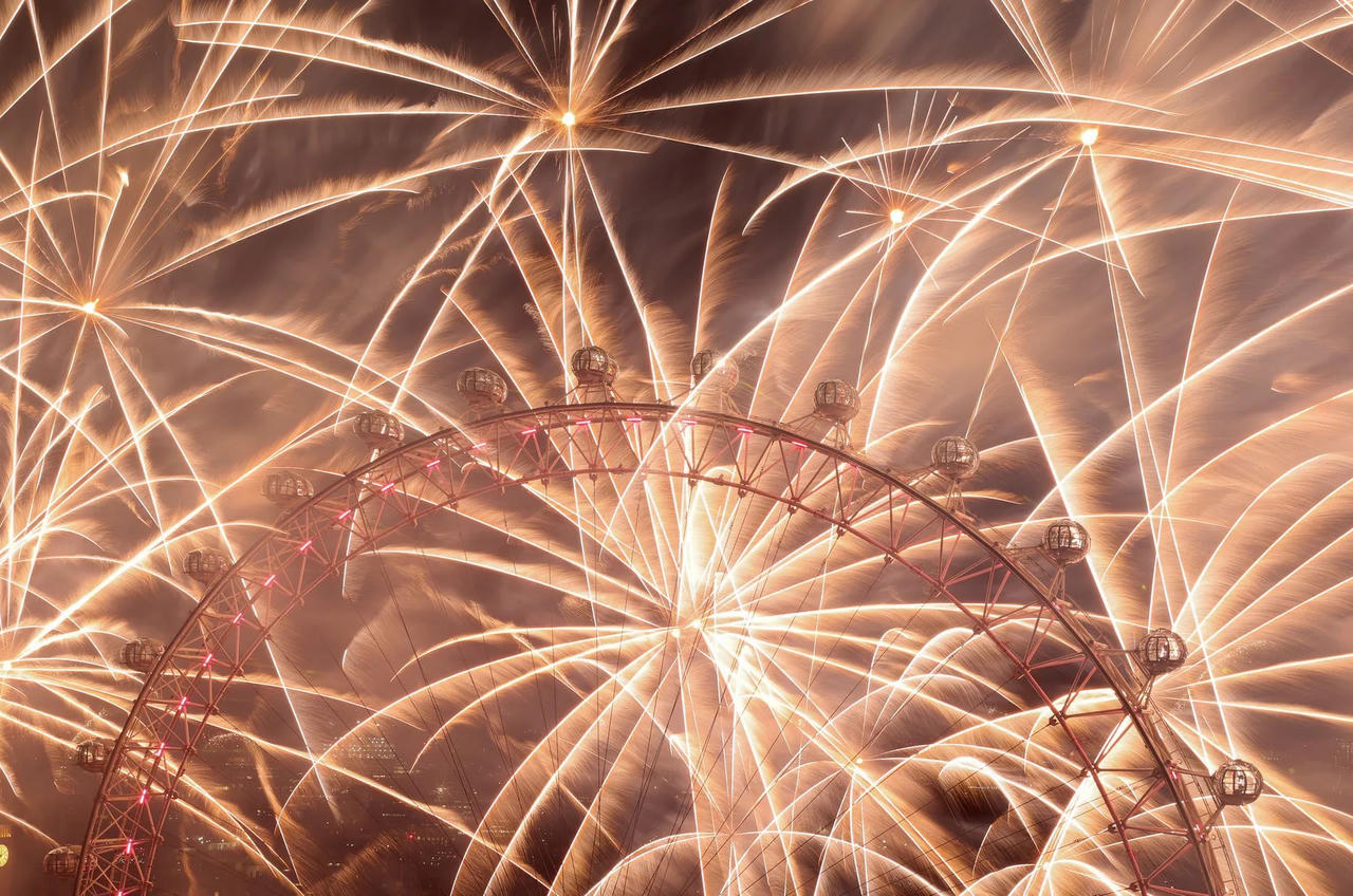 Thế giới chào đón năm 2024 với pháo hoa và suy tư u ám