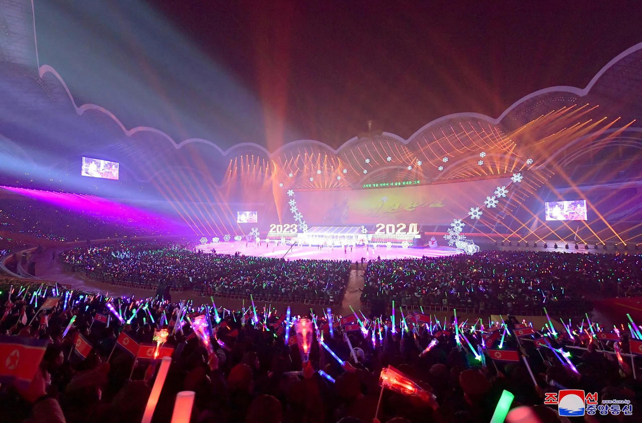 Thế giới chào đón năm 2024 với pháo hoa và suy tư u ám