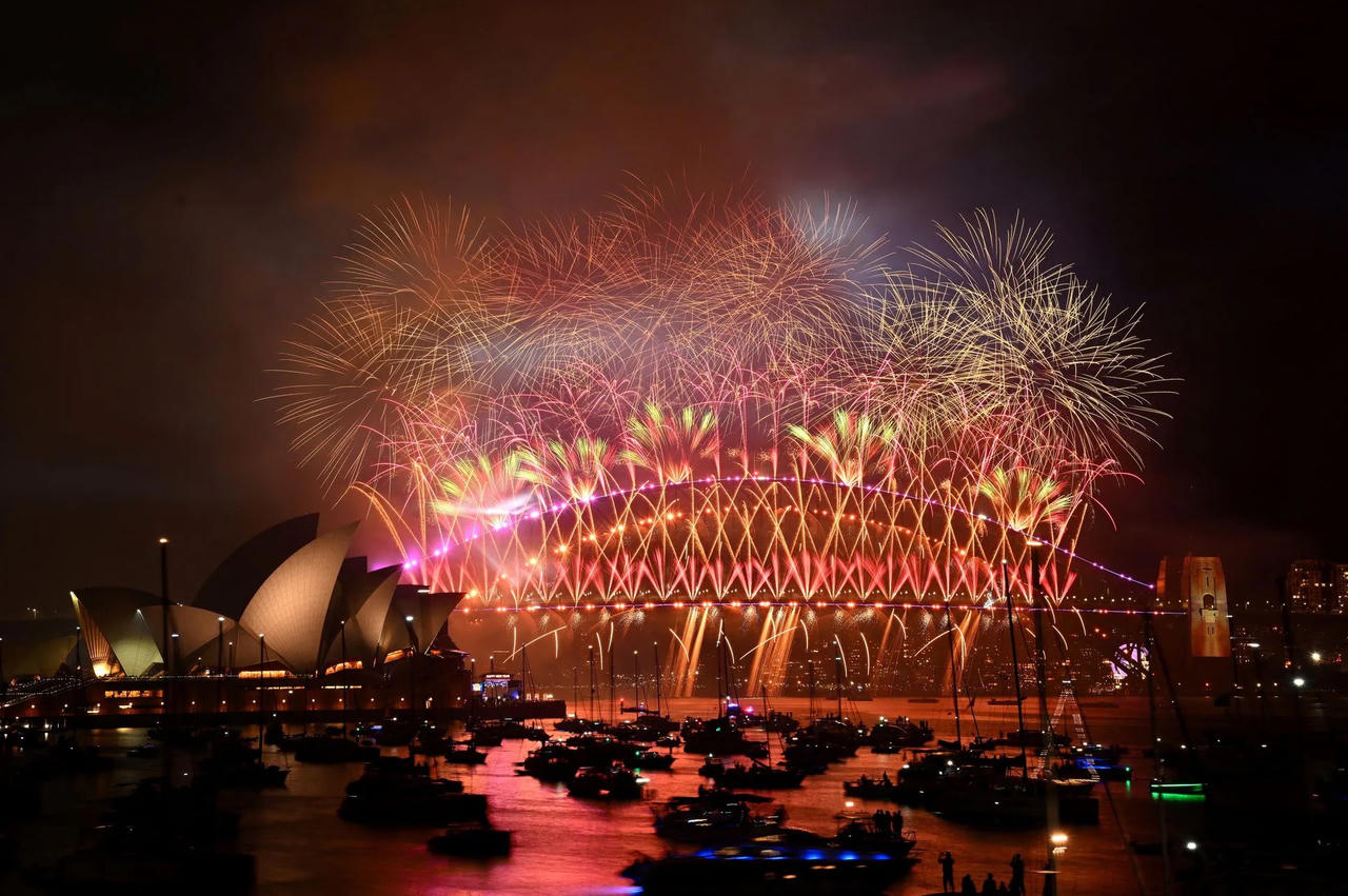 Thế giới chào đón năm 2024 với pháo hoa và suy tư u ám