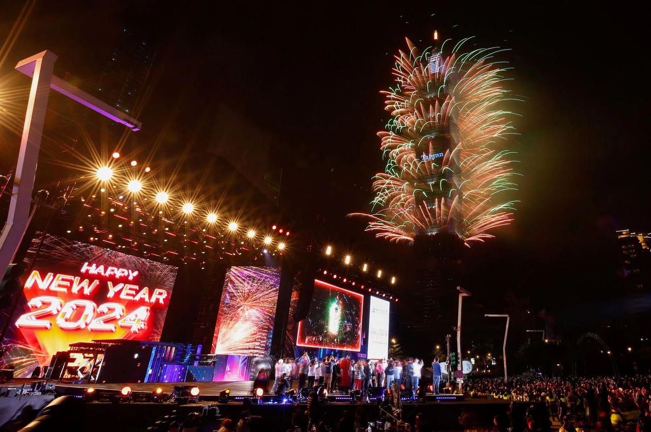 Thế giới chào đón năm 2024 với pháo hoa và suy tư u ám